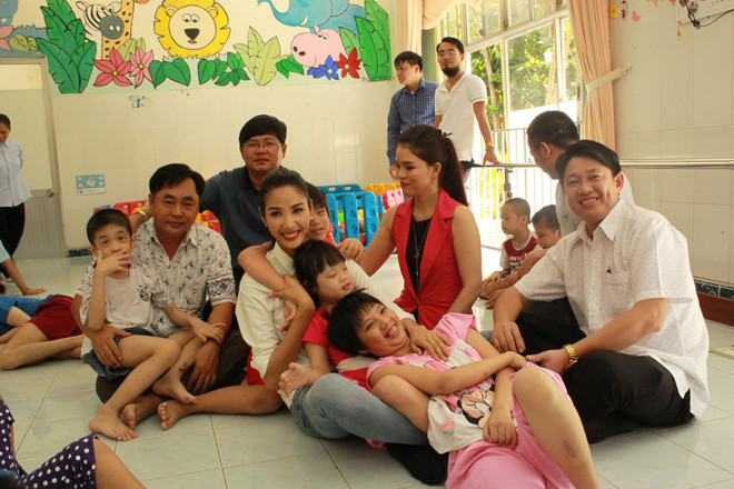Á hậu Hoàng Thùy xúc động khi thăm trẻ em khuyết tật Củ Chi ảnh 5