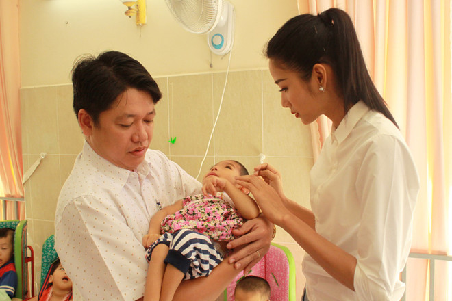 Á hậu Hoàng Thùy xúc động khi thăm trẻ em khuyết tật Củ Chi ảnh 4