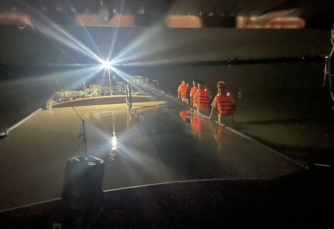 Cảnh sát đường thủy bắt giữ tàu hút cát trái phép trên sông Văn Úc ảnh 1