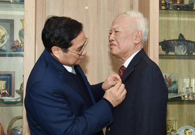 Trao tặng nguyên Phó Thủ tướng Vũ Khoan Huy hiệu 60 năm tuổi Đảng ảnh 2