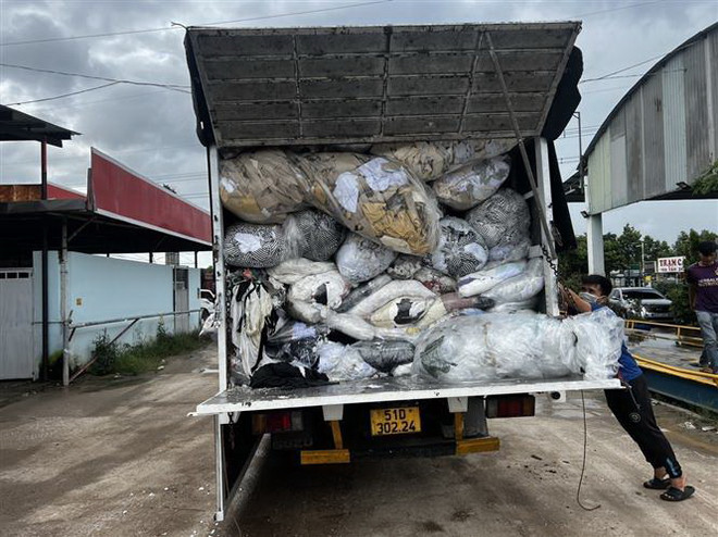 Bình Dương: Tạm giữ 2 xe tải vận chuyển trái phép 16 tấn chất thải ảnh 1