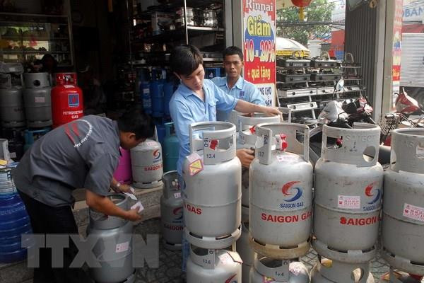 Một đại lý gas trên đường Trường Chinh, Thành phố Hồ Chí Minh. (Ảnh: Mạnh Linh/TTXVN) Giá gas ở các tỉnh, thành phía Nam tăng 2.000 đồng đối với bình 12kg ảnh 1