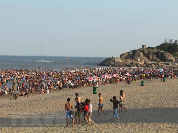 Đã có khoảng 600.000 du khách đổ về Sầm Sơn trong dịp nghỉ lễ ảnh 1