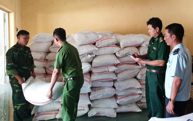 An Giang: Liên tiếp bắt giữ 2 vụ buôn lậu, thu giữ 10 tấn đường cát ảnh 1