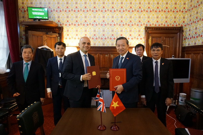 Ngày 21/11, tại thủ đô London, Bộ trưởng Bộ Công an Tô Lâm hội đàm với ngài Sajid Javid, Bộ trưởng Bộ Nội vụ Anh. (Nguồn: Vietnam+) Việt Nam-Anh ký Bản ghi nhớ về hợp tác phòng, chống mua bán người ảnh 1