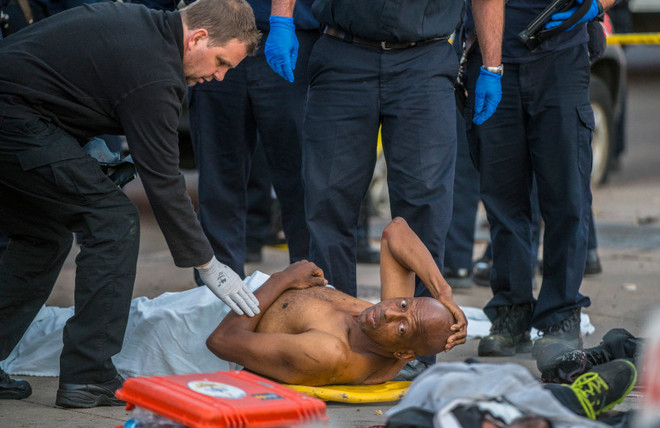 Cảnh sát Mỹ bắt giữ 2 nghi can trong vụ xả súng ở bang Colorado ảnh 1