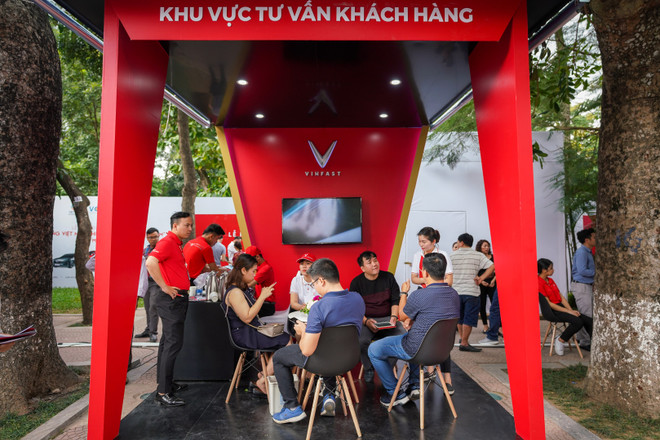 Hình ảnh hàng nghìn người chen lấn để đặt mua xe VinFast ảnh 4