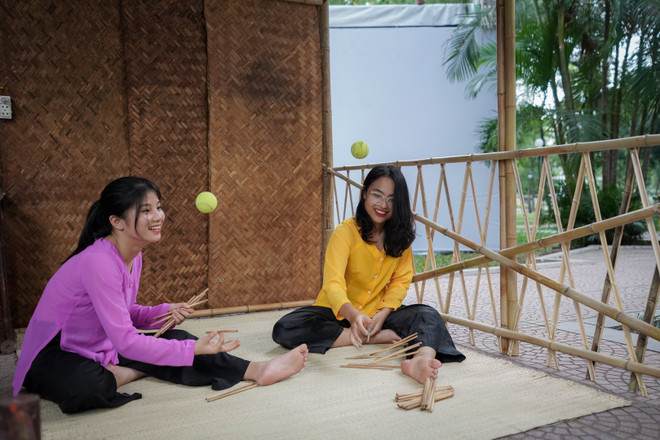 Hình ảnh hàng nghìn người chen lấn để đặt mua xe VinFast ảnh 13