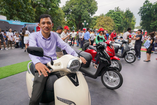 Hình ảnh hàng nghìn người chen lấn để đặt mua xe VinFast ảnh 5