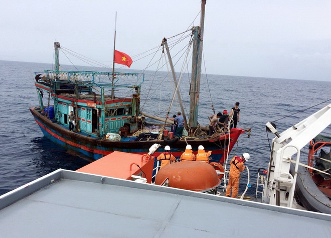 Đưa tàu cá cùng 8 thuyền viên gặp nạn vào cảng Cửa Lò an toàn ảnh 1