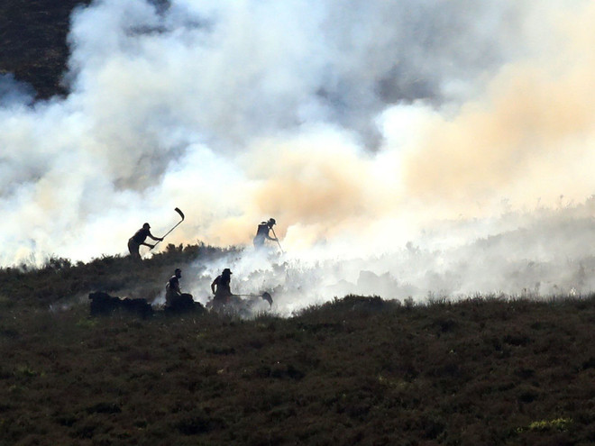 Cháy rừng nghiêm trọng tại Anh, nhiều trường học phải đóng cửa ảnh 1