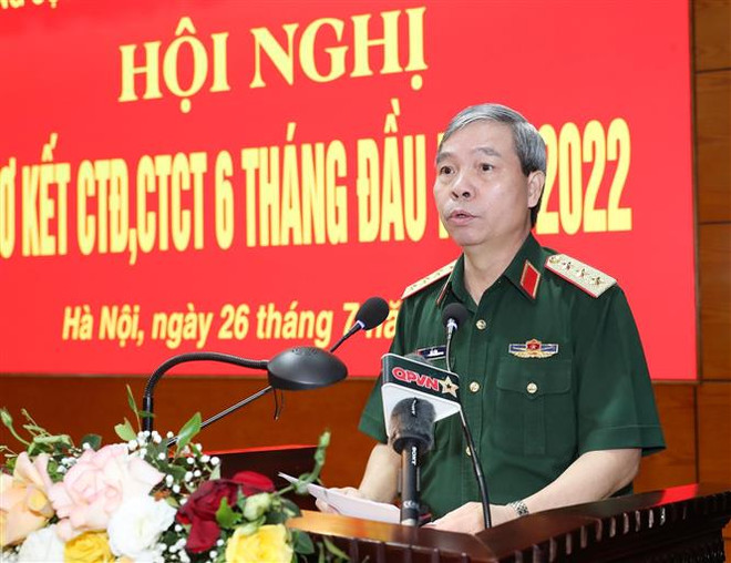 Thượng tướng Đỗ Căn, Phó Chủ nhiệm Tổng cục Chính trị Quân đội nhân dân Việt Nam phát biểu tại hội nghị. (Ảnh: Trọng Đức/TTXVN) Đổi mới nội dung, hình thức giáo dục chính trị trong toàn quân ảnh 2