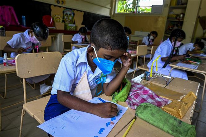 Học sinh tại một trường học ở Colombo, Sri Lanka. (Ảnh: AFP/TTXVN) Diễn biến tại Sri Lanka: Một tương lai kinh tế và chính trị ảm đạm? ảnh 2