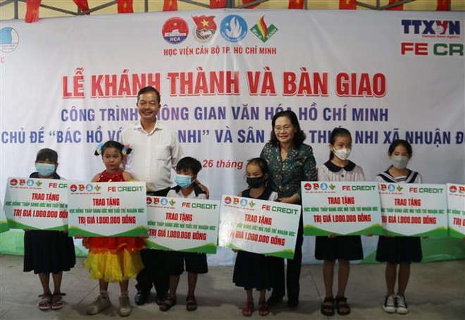 Ban tổ chức trao quà cho các em học sinh hoàn cảnh gia đình khó khăn vượt khó học tốt. (Ảnh: Thu Hương/TTXVN) TP.HCM: Đưa không gian văn hóa Hồ Chí Minh đến với thiếu nhi ảnh 2