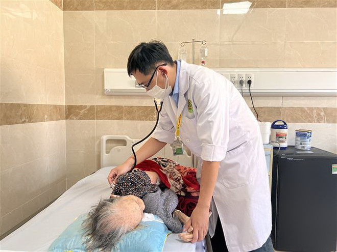 Bác sỹ thăm khám cho bệnh nhân tim mạch. (Ảnh: Ánh Tuyết/TTXVN) Việt-Nhật chia sẻ kinh nghiệm phòng, chống các bệnh không lây nhiễm ảnh 1