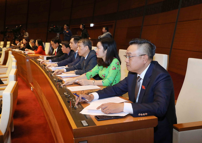 Đoàn đại biểu Quốc hội tỉnh Lạng Sơn biểu quyết thông qua Nghị quyết Kỳ họp thứ sáu, Quốc hội khóa XIV. (Ảnh: Phương Hoa/TTXVN) Nhiều dấu ấn quan trọng tại Kỳ họp thứ 6 Quốc hội khóa XIV ảnh 2