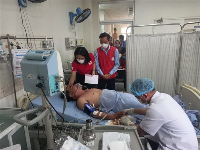 Các bệnh nhân trong vụ tai nạn thương tâm đang được tích cực điều trị tại Bệnh viên Đa khoa Trung ương Quảng Nam. (Ảnh: Trịnh Bang Nhiệm/TTXVN) Bộ Y tế yêu cầu khẩn trương cứu chữa nạn nhân vụ tai nạn ở Quảng Nam ảnh 1