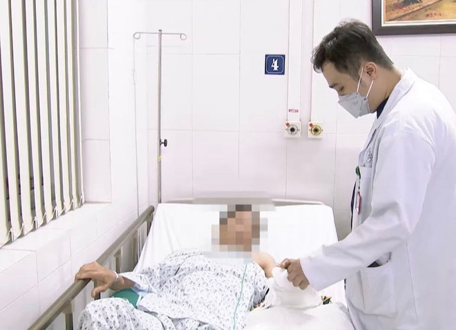 Sau phẫu thuật, nam bệnh nhân được chăm sóc, điều trị tích cực tại Bệnh viện Đa khoa Xanh Pôn. Cấp cứu trong 'thời gian vàng,' cứu sống bệnh nhân bị đứt rời bàn tay ảnh 1