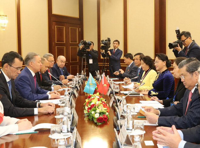 Chủ tịch Quốc hội hội đàm với Chủ tịch Hạ viện Cộng hòa Kazakhstan ảnh 2