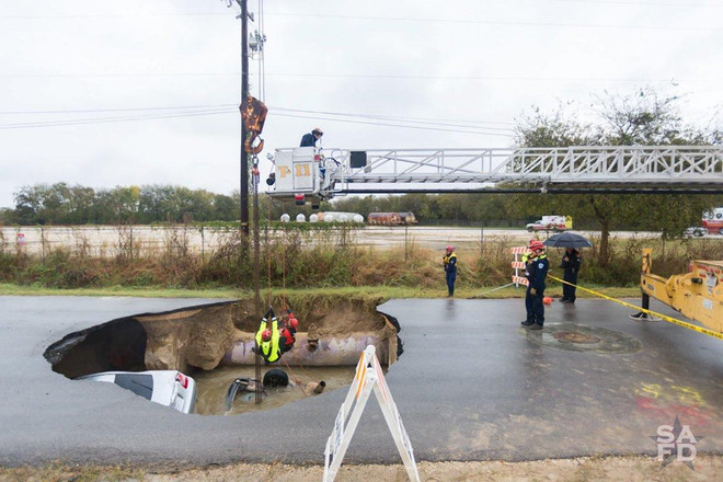 Mỹ: Một Cục phó thiệt mạng vì rơi xuống hố tử thần trên đường ảnh 2