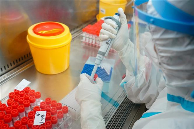 Nhân viên y tế kiểm tra các mẫu xét nghiệm COVID-19 tại phòng thí nghiệm tại Nam Kinh, tỉnh Giang Tô,Trung Quốc, ngày 27/7/2021. (Ảnh: THX/TTXVN) Nguy cơ xuất hiện những biến thể nguy hiểm mới của virus SARS-CoV-2 ảnh 1