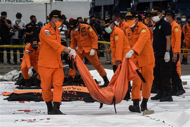 Indonesia: Tìm thấy nhiều phần thi thể, hành lý và mảnh vỡ máy bay ảnh 1