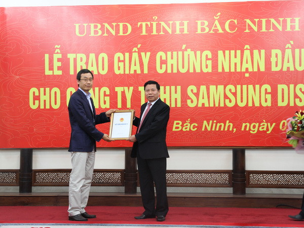 Bắc Ninh trao chứng nhận đầu tư 1 tỷ USD cho Samsung Display ảnh 1