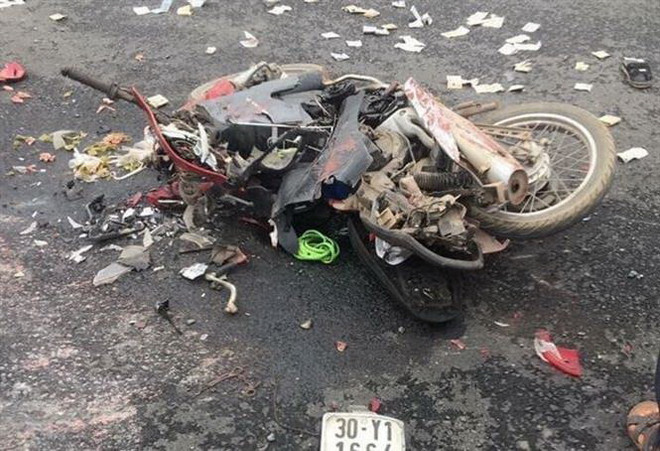 Container lật ngang đường, đè lên xe máy khiến 4 người thương vong ảnh 1