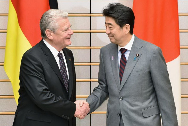Thủ tướng Nhật Bản Shinzo Abe (phải) và Tổng thống Đức Joachim Gauck. (Nguồn: Kyodo) Tổng thống Đức quan ngại về tình hình Biển Đông và Biển Hoa Đông ảnh 1