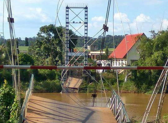 Cầu treo Tà Lài bị sập hoàn toàn. (Ảnh: Sỹ Tuyên/TTXVN) Vụ sập cầu treo Tà Lài: 4 người rơi xuống sông đều được cứu ảnh 1