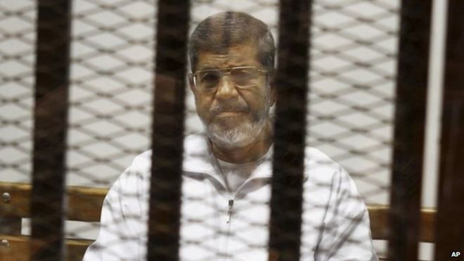 Cựu Tổng thống Hồi giáo Ai Cập bị lật đổ Mohammed Morsi. (Nguồn: AP) Tòa án Ai Cập hủy bản án tử hình đối với cựu Tổng thống Morsi ảnh 1