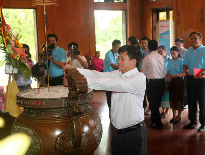 Ông Đinh Đăng Quang, Phó Tổng giám đốc Thông tấn xã Việt Nam dâng hương tưởng niệm Chủ tịch Hồ Chí Minh tại khu di tích Kim Liên, Nam Đàn. (Ảnh: Thanh Tùng/TTXVN) Đoàn công tác của TTXVN và Thông tấn xã Lào làm việc tại Nghệ An ảnh 1