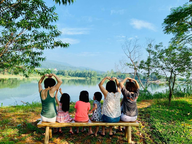 Niềm vui trở lại với các gia đình hậu giãn cách. (Ảnh: Mai Mai/Vietnam+) Hậu giãn cách: Các địa phương rục rịch phục hồi du lịch nội tỉnh ảnh 3