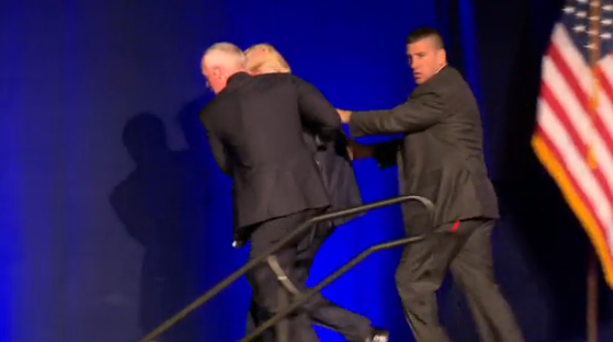 Vì sao mật vụ Mỹ lao tới đưa ông Donald Trump rời khỏi sân khấu? ảnh 1