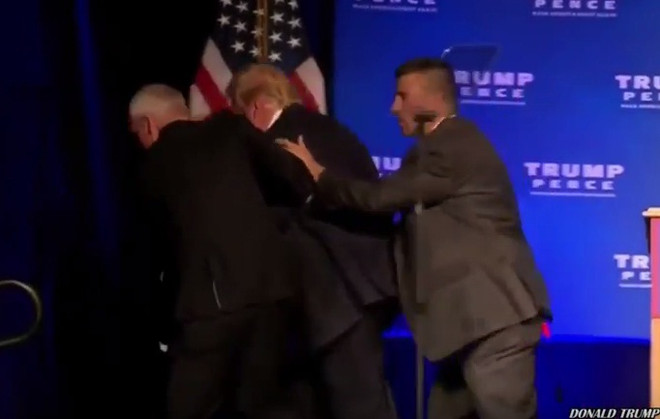 Nhân viên mật vụ vội vã đưa ông Donald Trump rời khỏi sân khấu ảnh 1
