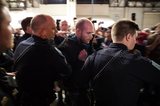 Vì sao mật vụ Mỹ lao tới đưa ông Donald Trump rời khỏi sân khấu? ảnh 2