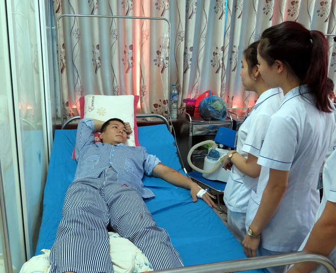 Hai kẻ vận chuyển gỗ trái phép đâm xe vào cán bộ kiểm lâm ảnh 1