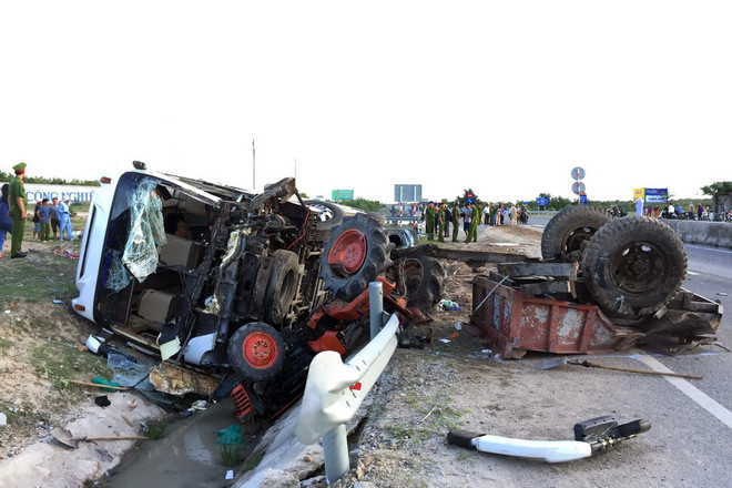 Ninh Thuận: Ôtô giường nằm đâm xe máy cày, hai người thương vong ảnh 1