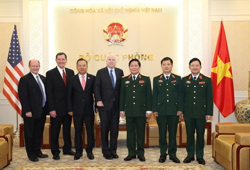 Bộ trưởng Quốc phòng tiếp đoàn Ủy ban Quân lực Thượng viện Hoa Kỳ ảnh 1