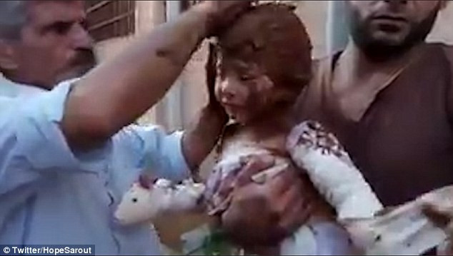 Thắt lòng trước cảnh dùng bùn chữa vết bỏng cho bé gái Syria ảnh 3