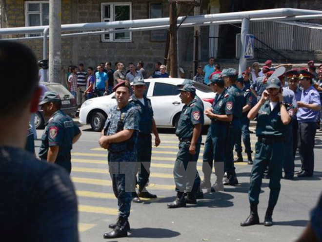 Nhóm vũ trang Armenia đốt xe cảnh sát, không chịu đầu hàng ảnh 1