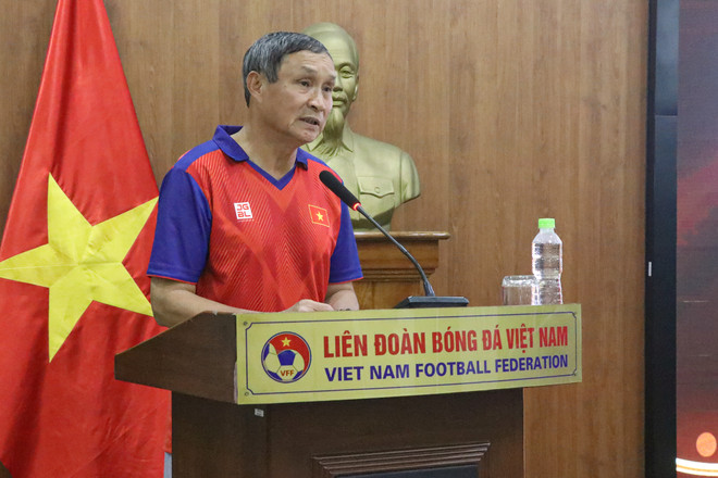 Ông Mai Đức Chung, huấn luyện viên trưởng Đội tuyển Bóng đá Nữ Việt Nam phát biểu tại buổi lễ trao thưởng. (Ảnh: Việt Anh/Vietnam+) Đội tuyển Bóng đá Nữ nhận 5,6 tỷ đồng sau kỳ tích tại SEA Games 32 ảnh 1