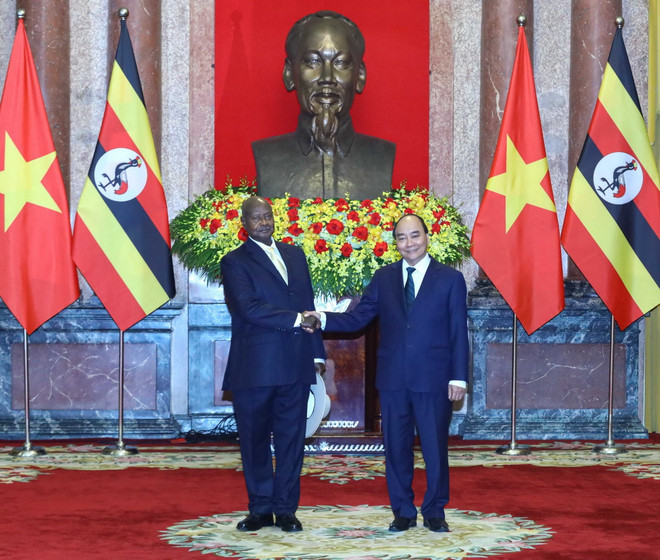 Chủ tịch nước Nguyễn Xuân Phúc đón Tổng thống Uganda Yoweri Kaguta Museve. (Ảnh: Thống Nhất/TTXVN) Thúc đẩy quan hệ song phương giữa hai nước Việt Nam và Uganda ảnh 1