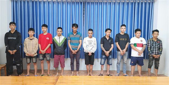 Các đối tượng tham gia vụ hỗn chiến tại cơ quan điều tra. (Ảnh: TTXVN phát) Vụ xô xát dẫn đến án mạng ở An Giang: Khởi tố, bắt giam 12 đối tượng ảnh 2