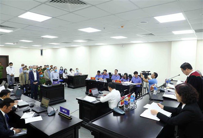 Quang cảnh phiên tòa sơ thẩm. (Ảnh: Phạm Kiên/TTXVN) Cựu Thứ trưởng Bộ Y tế Cao Minh Quang bị tuyên phạt 30 tháng tù treo ảnh 2