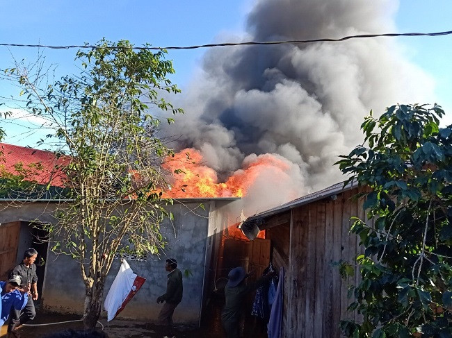 Lâm Đồng: Cháy lớn trong khu dân cư, lửa bốc cao đến chục mét ảnh 1