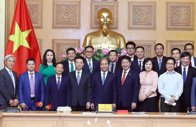 Thủ tướng Nguyễn Xuân Phúc và các đại biểu. (Ảnh: Thống Nhất/TTXVN) Thủ tướng: Nỗ lực tăng trưởng, không để doanh nghiệp phá sản ảnh 1