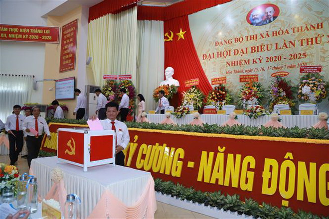 Các đại biểu bỏ phiếu bầu trực tiếp Bí thư. (Ảnh: Thanh Tân/TTXVN) Tây Ninh tổ chức Đại hội điểm cấp trên cơ sở, trực tiếp bầu bí thư ảnh 1