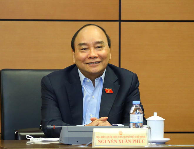 Chủ tịch nước Nguyễn Xuân Phúc, đại biểu Quốc hội Thành phố Hồ Chí Minh thảo luận ở tổ. (Ảnh: Văn Điệp/TTXVN) Chủ tịch nước: Công tác thi đua phải thực tế hơn, tránh hình thức ảnh 2
