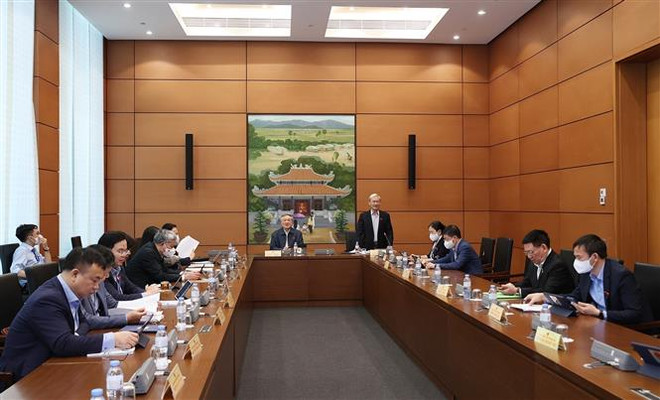Đại biểu Quốc hội thảo luận ở tổ về dự án Luật Điện ảnh (sửa đổi) và dự án Luật Thi đua, khen thưởng (sửa đổi). (Ảnh: Dương Giang/TTXVN) Chủ tịch nước: Công tác thi đua phải thực tế hơn, tránh hình thức ảnh 3